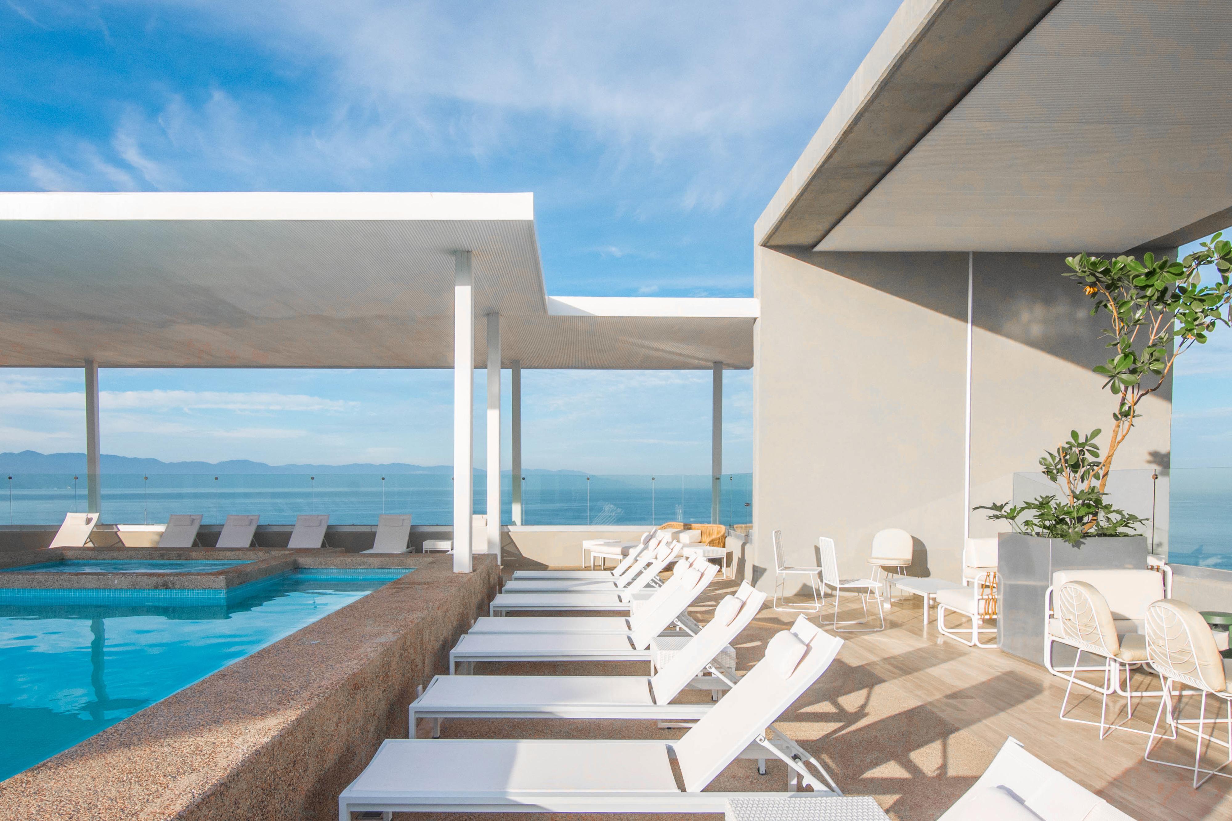 Hotel Mio Vallarta Unique & Different- Adults Only Пуэрто-Вальярта Экстерьер фото The rooftop pool at the hotel