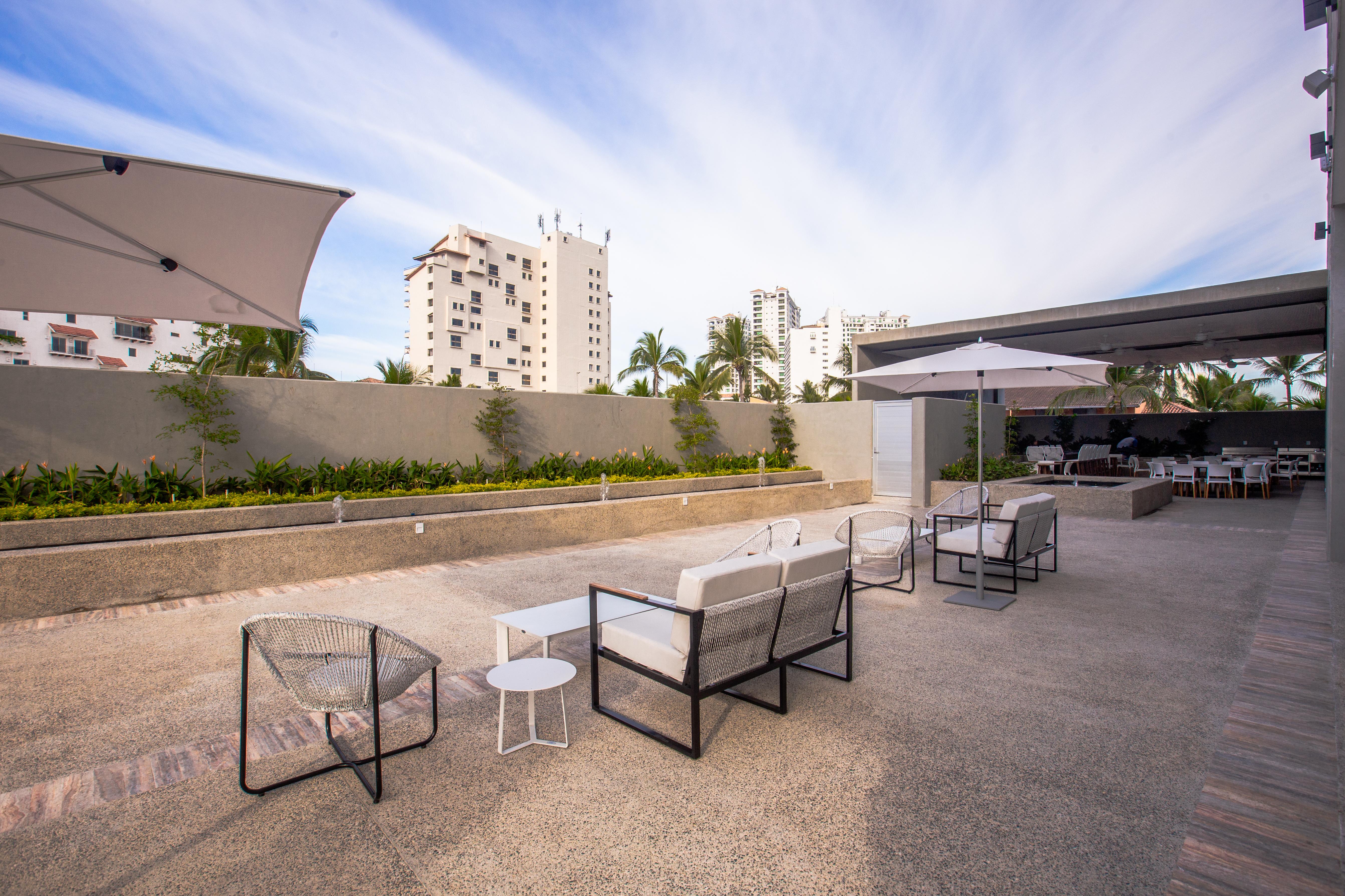 Hotel Mio Vallarta Unique & Different- Adults Only Пуэрто-Вальярта Экстерьер фото The rooftop lounge at the hotel