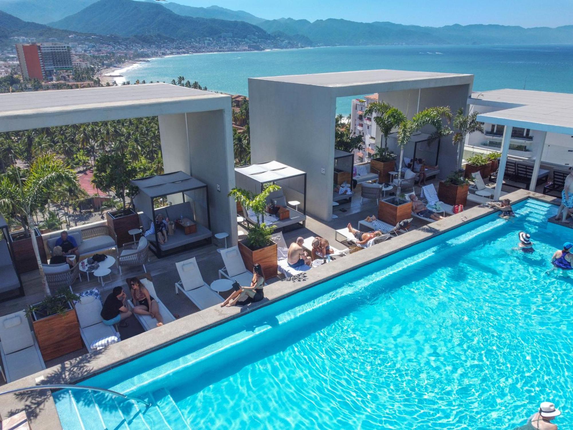 Hotel Mio Vallarta Unique & Different- Adults Only Пуэрто-Вальярта Экстерьер фото Rooftop pool at the hotel